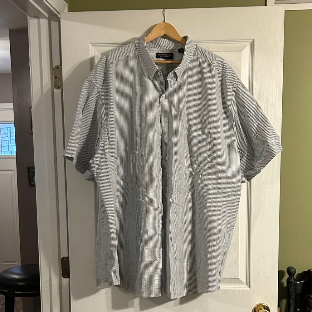 Roundtree & Yorke Men's Gray Striped Button Down Shirt